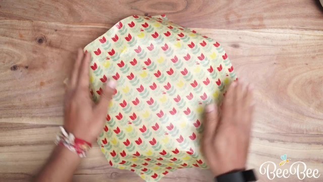 'Cover a bowl with BeeBee reusable beeswax food Wraps'