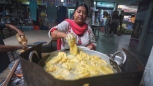 'Indian Mother Selling Garma Garam Pakode Only Rs 15/- | Began ke Pakode | Street Food India'