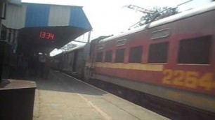 'Puri Howrah Shatabdi Express Skips Maurigram At Good Speed!!'