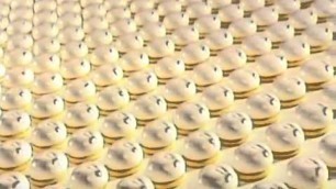 'How it\'s made, Marshmallow cookies.'