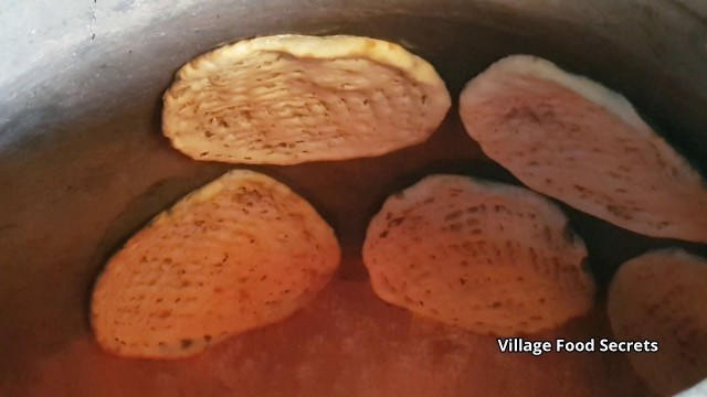 'Qeema Naan Recipe by Mubashir Saddique | Village Food Secrets'