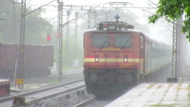 'Puri Howrah Shatabdi Express Braves Severe Thunderstorm & Heavy Rain'