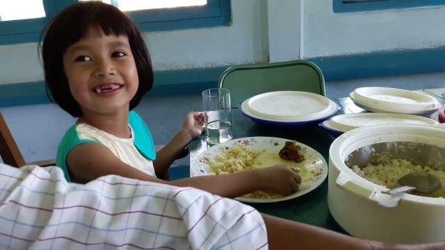 'How to eat Indian food shows an Indian girl (Bidangsri)'