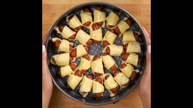 'Simple Holiday Appetizer: Pigs in a Blanket Wreath | Food City'