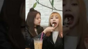 '(Black pink) Lisa want some food