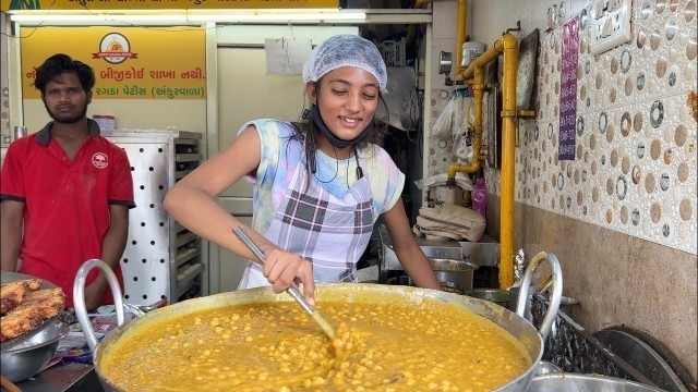 'Muskan from Ahmedabad Serves Ghee Fried Ragda Patties | Indian Street Food'