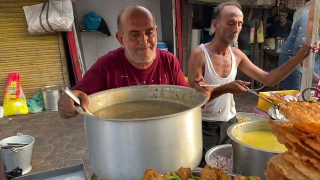 'Ahmedabad\'s Famous Mohan Dal Pakwanwala | Indian Street Food'