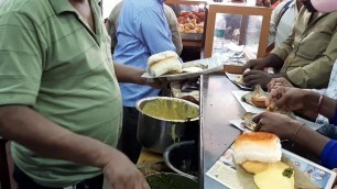 'Mumbai ka Famous Vada Pav Wala | Delicious Vada Pav Starts @ 17 Rs | Indian Street Food'