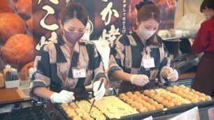 '[3000 per day]  Takoyaki stand of beautiful twin sisters.  Japanese street food 四季桜 たこやき 双子姉妹 美人'