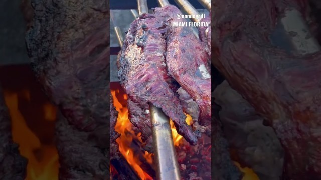 'Carne en vara, MIAMI FLORIDA @nandogrill, música llanera en vivo.'