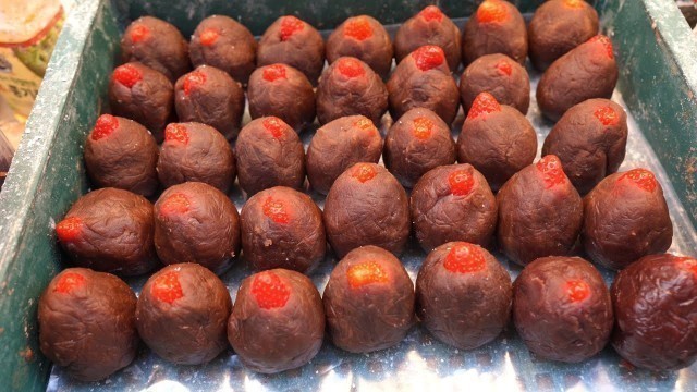 'Myeongdong Street Food Strawberry Mochi 내이름은 딸찌, 명동 길거리음식 딸기모찌! 맛있겠다~'