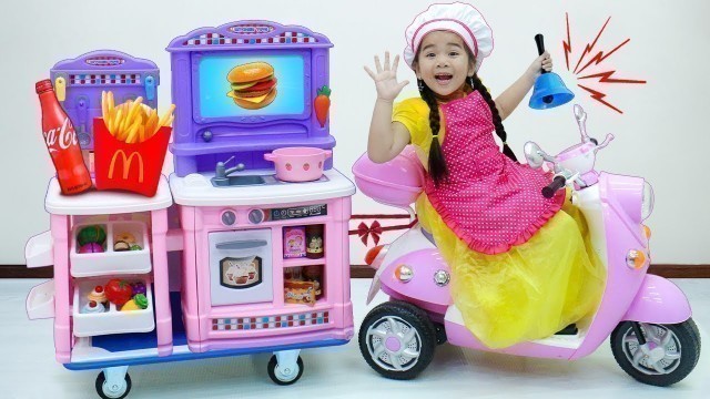 'Suri Pretend Play Cooking Magic Giant Fast Food with her Food Truck Toy'