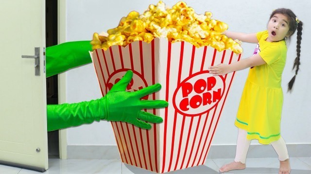 'Suri and Annie Pretend Play with Real Popcorn Machine Food Toy for Kids'