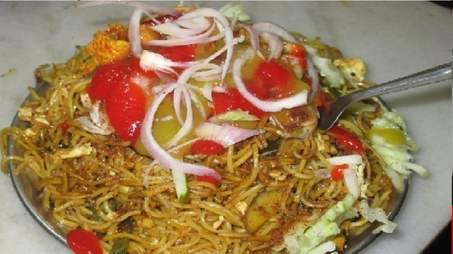 'Indian Street Food Kolkata - Special Chow Mein (Noodles) CHICKEN and EGG - Street Food India'