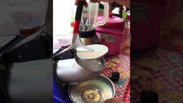 'Shaved ice dessert Thailand #streetfood #shorts #tastyfilm'