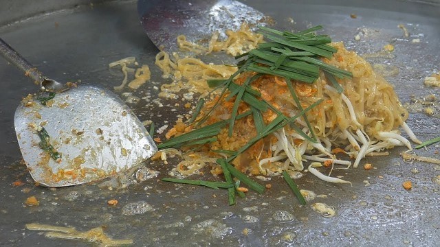 'Pad thai (Thai stir-fried noodles) | Thai Street Food'