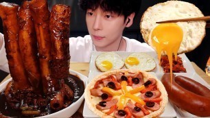 'ASMR MUKBANG | 직접 만든 대왕 통 가래떡 짜장 떡볶이 치즈 피자 킬바사소세지 계란후라이 먹방 & 레시피 FRIED  AND Tteokbokki EATING'