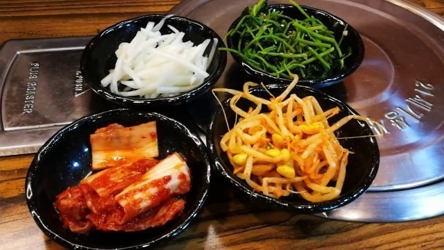 'Blowtorch STREET FOOD and BREAKFAST SUSHI?! Myeongdong Korean BBQ in Seoul. Yum!'