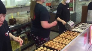 'Japanese Street Food - TAKOYAKI, SHINSEKAI TOWER - OSAKA - JAPAN'