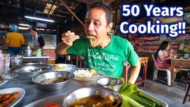 'Pro Grandma Chef - 50 YEARS COOKING!! Insane Thai Street Food in Songkhla (สงขลา), Thailand!'