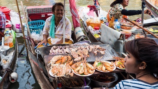 'Thai Food at Amphawa Floating Market - Thailand SEAFOOD FEAST Cooked on a Boat!'