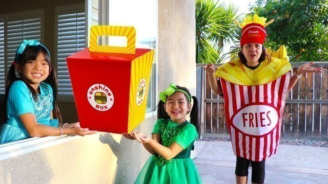 'Emma & Jannie Pretend Play w/ Squishy Hamburger Fast Food Drive Thru'