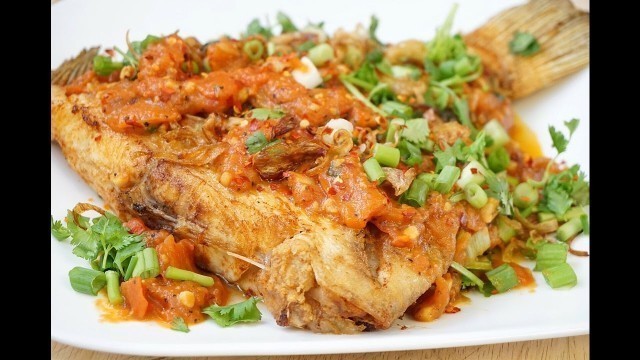 'Fried halibut with tomato sauce - Cá lưỡi trâu chiên sốt cà chua'