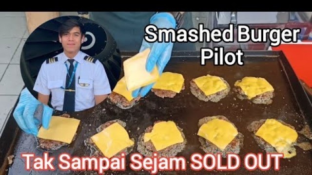 'Malaysia PILOT Jual SMASHED BURGER / Malaysian Pilot Selling Smashed Burger - Malaysia Street Food'