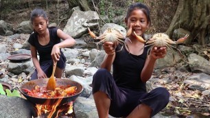 'Find Catch Crabs for Food in The Forest - Cooking Crab Curry with Spicy Chili for Eating delicious'