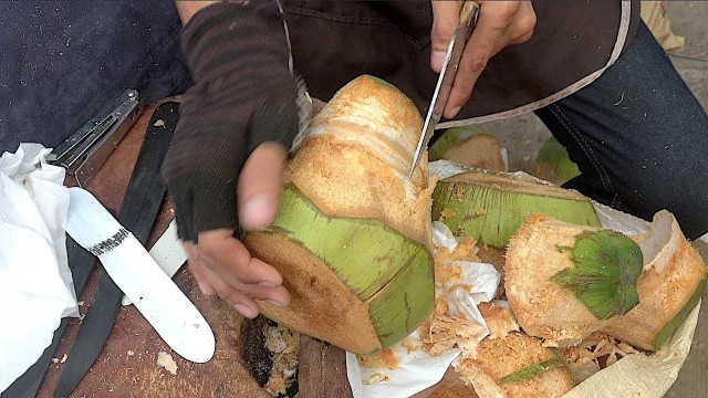 'AMAZING COCONUT CUTTING SKILLS - THAI STREET FOOD'