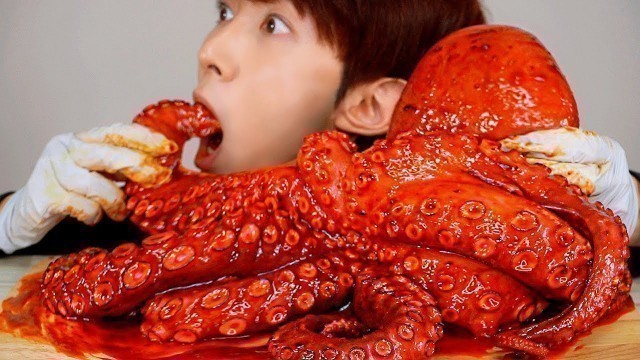 'ASMR SPICY FIRE GIANT OCTOPUS 불닭 대왕 문어 먹방 MUKBANG SEAFOOD SQUID EATING SOUNDS Gurita Bạch tuộc 大王タコ'