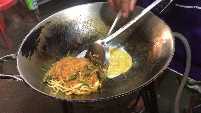 'HOW TO MAKE PAD THAI - Thai street food market'