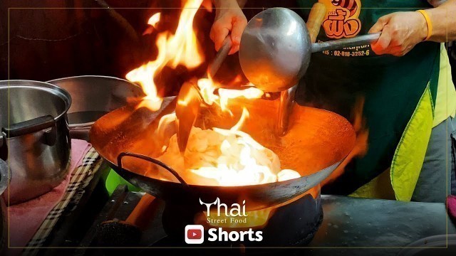 '#Shorts | Thai Noodles in Thick Gravy | Rad Na | Chinatown Yaowarat | Thai Street Food'