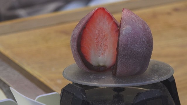 'Strawberry mochi 딸기모찌 / 서울 명동 길거리 음식 / Korean Street Food / Myeongdong, SEOUL, KOREA'