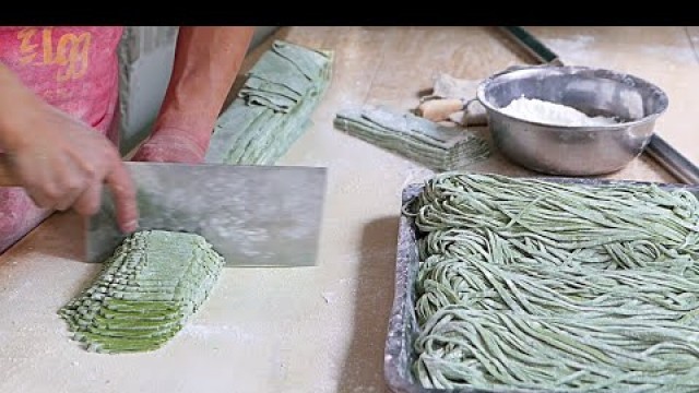 'Xian Street Food - Making Chinese Spinach Noodles'