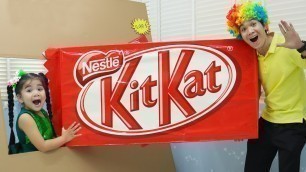 'Suri Pretend Play w/ Giant Kitkat Chocolate Bar & More Giant Food'