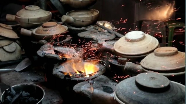 'FAMOUS CLAYPOT CHICKEN RICE Petaling Street | Malaysian Street Food'