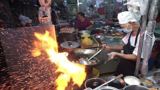 'Malaysian Street Food in Petaling Jaya, Malaysia | Charcoal Hokkien Mee with Banana Leaf!'