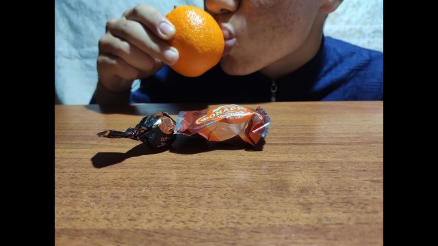 'Асмр шепот триггеры еда мандарин и конфеты/Asmr eating food mandarin and candy'