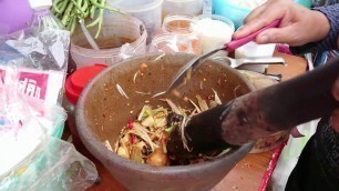 'ส้มตำป่า แซ่บนัว Thai Street Food Papaya salad (Som tum)'