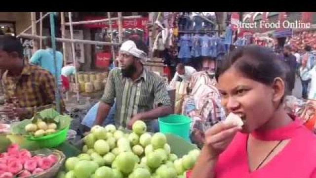 'Fresh Fruits Selling in Kolkata Street | People Eating Mix Street Fruits | Indian Street Food Online'