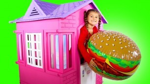 'McDonalds Pretend Play House! Kid Selling Giant Hamburger Toy Food'