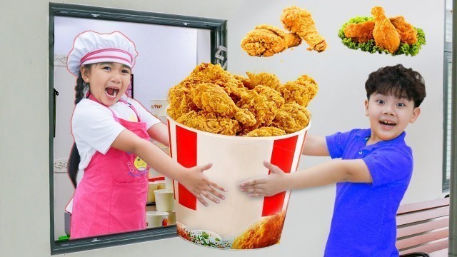 'Suri and Sammy Pretend Play Fried Chicken Drive Thru with Kids Food Toys'