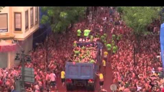 'Flying Tomatoes, World\'s Largest Food Fight'