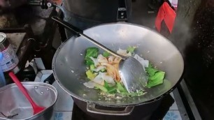 'Thai Stir Fry Chicken - Pork with Noodles - Thai Food - Thailand Street Food'