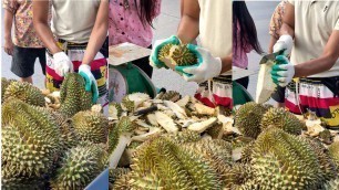 'Durian Cutting Skills - Roadside Vendor selling Cheap Durian - Thai Street Food'