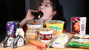 '편의점 꿀조합 ❤️ 컵라면, 삼김에서 디저트까지 먹방/THE BEST KOREAN CONVENIENCE STORE FOODS! MUKBANG 韓国コンビニ料理 Toko Makanan'