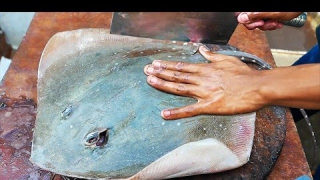 'Malaysian Street Food - STINGRAY CURRY Kota Kinabalu Seafood Malaysia'