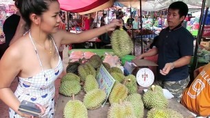 'Thailand Street Food - Cut Durian Fruit - Chinatown Kio Tort'