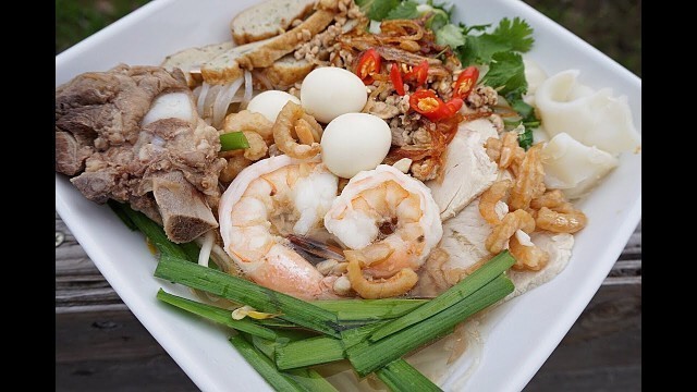 'Vietnamese Clear Noodle Soup with Pork and Seafood - Hủ Tiếu Dai'